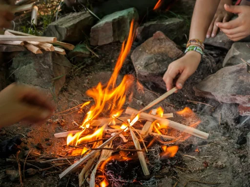Lagerfeuer im Kinder und Jugend-Camp 